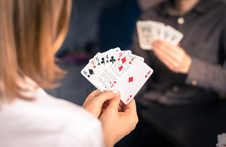 探索撲克牌的多樣性:十款你應該了解的撲克牌遊戲!|TU娛樂城 3 撲克牌心臟病